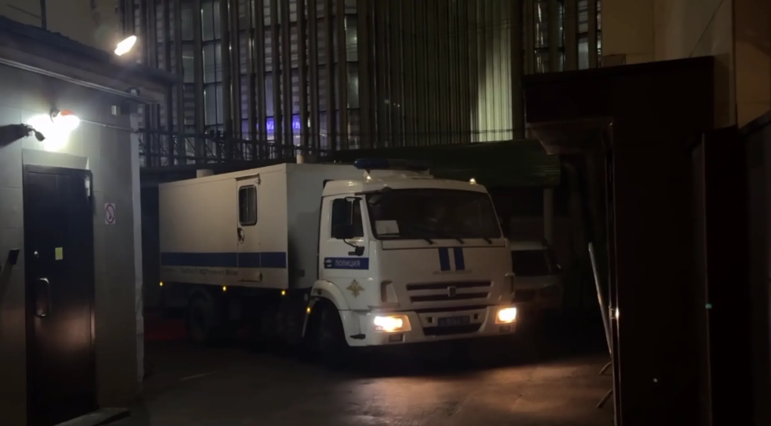 Блиновскую увезли в автозаке из здания суда