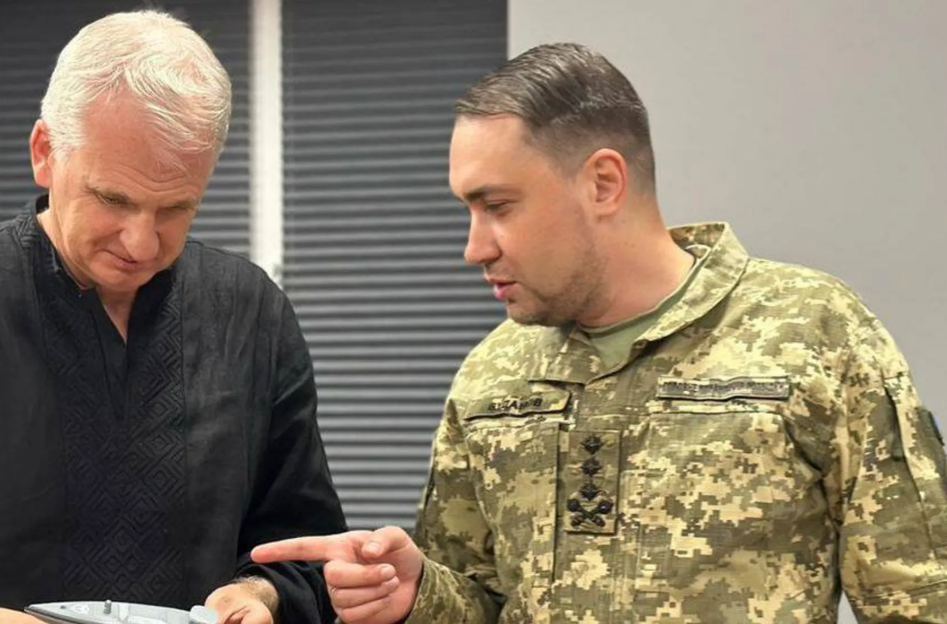 Запад очень мешает Зеленскому оттяпать у Буданова* кусок от торговли оружием, считает офицер СБУ