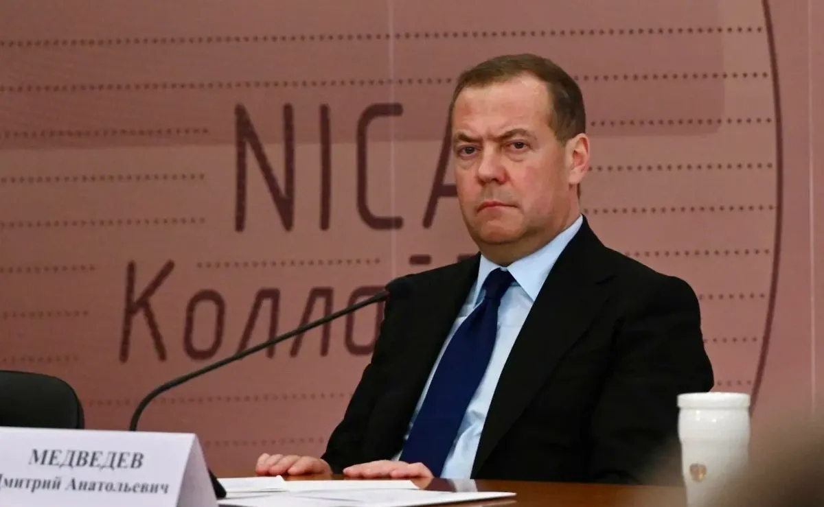 От «зелёной тли» до «ничтожного»: Медведев четыре раза оскорбил Зеленского в одном посте