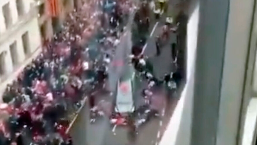 Минивэн протаранил толпу болельщиков в Ливерпуле