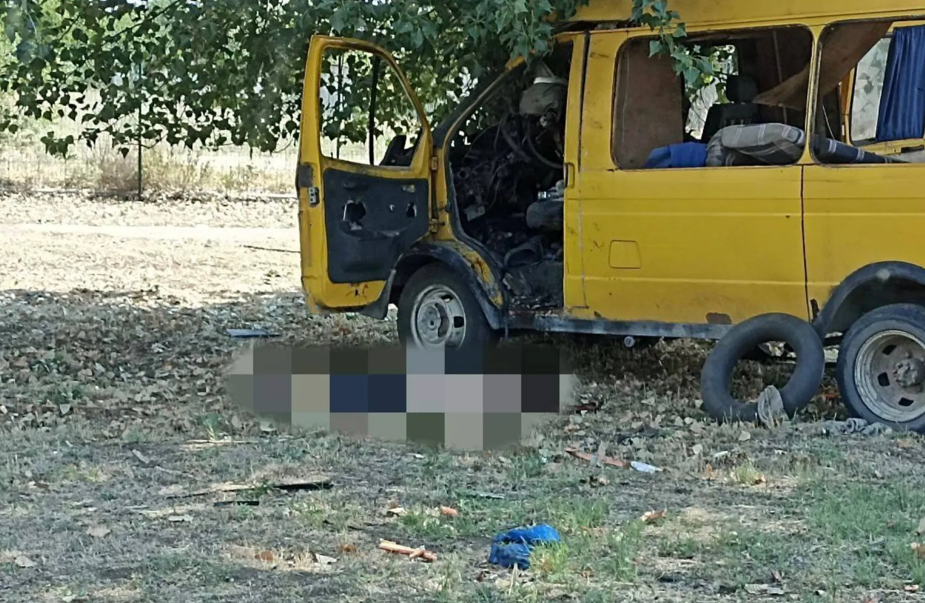 Два человека погибли при ударе беспилотника по микроавтобусу в Новой Каховке