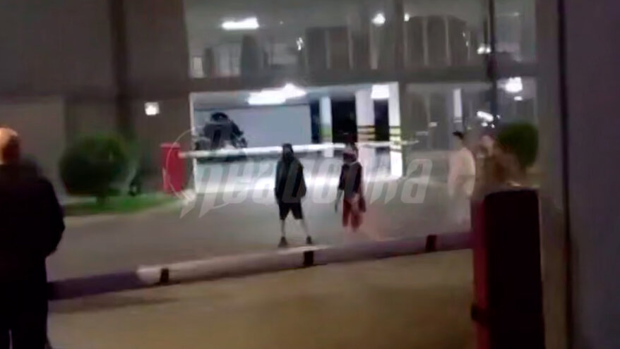 В Краснодаре толпа подростков закидала охранника камнями