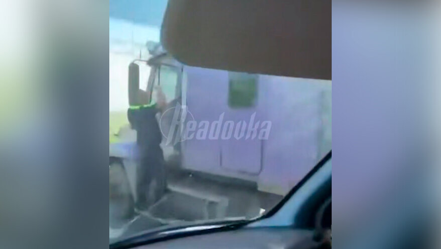 В Дагестане дальнобойщик прокатил инспектора ДПС на ступеньке бензовоза