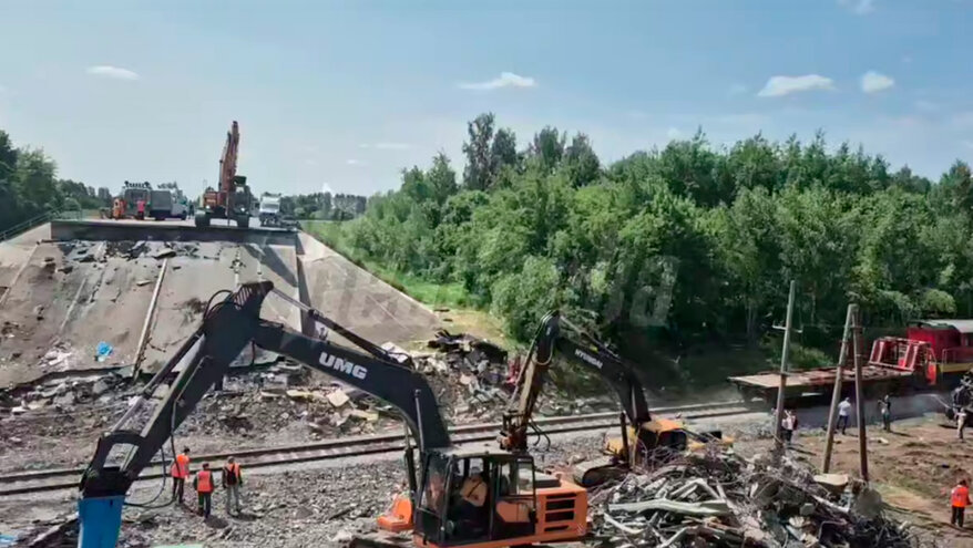 По восстановленным путям у подорванного моста в Брянской области прошел первый поезд