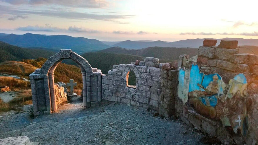 Вандалы разрушили крепость из фильма «Грозовые ворота» в Геленджике