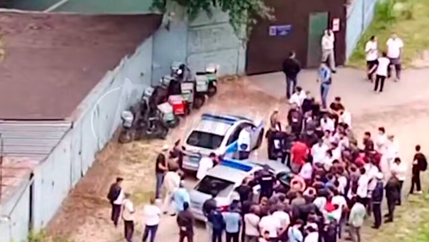 Правоохранители нагрянули в мигрантскую молельню в Москве