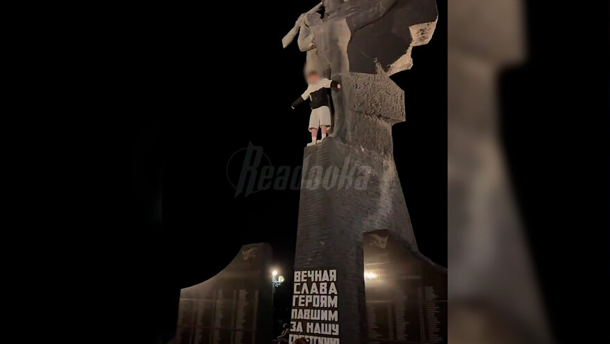 Подростки повторили тренд «распятия» на Обелиске Славы в Крыму