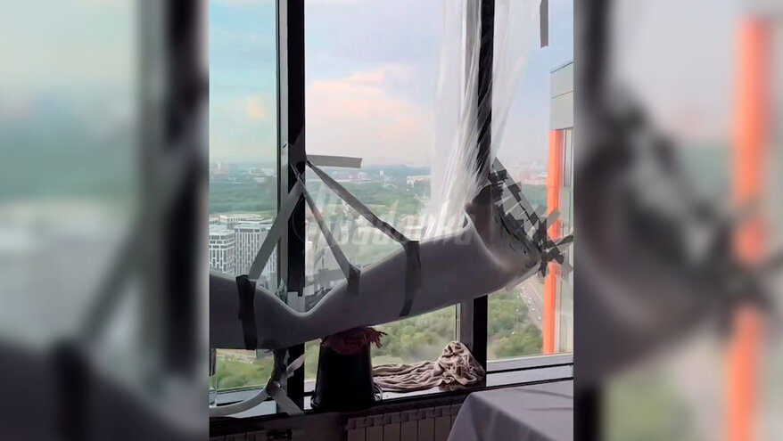 Жители элитного столичного ЖК сделали себе водоотвод из-за бесконечных протечек