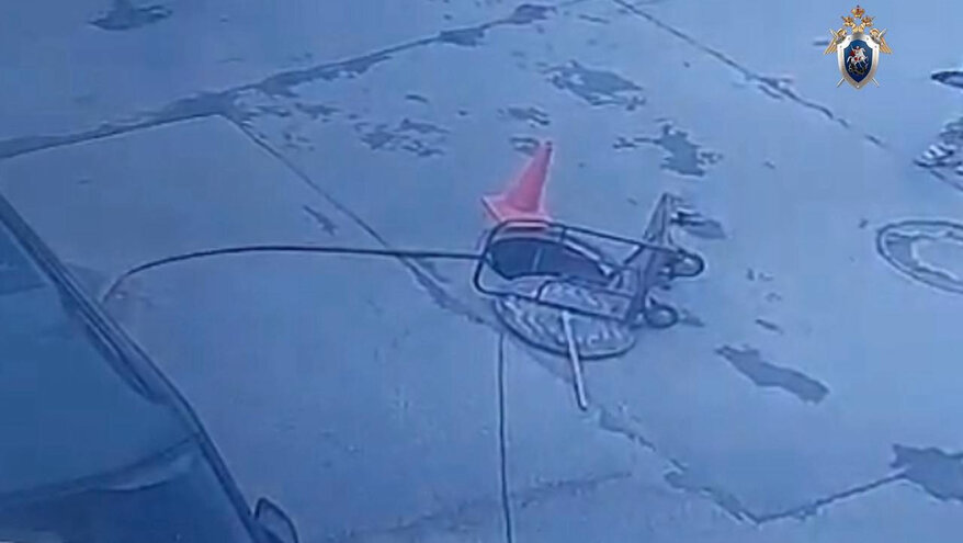 В Петербурге мальчик засмотрелся в телефон и провалился в открытый люк