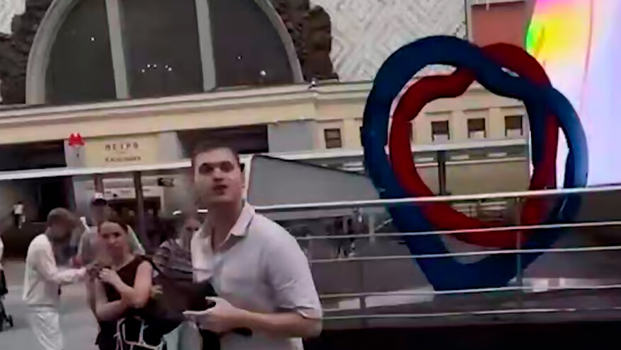 В Москве мужчина ударил девушку ногой в спину за отказ от знакомства