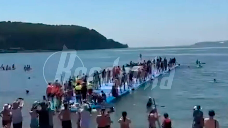 Во Владивостоке на воду спустили огромный сапборт с 42 людьми и автомобилем