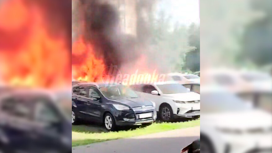 Несколько авто загорелись на парковке у дома на севере Москвы