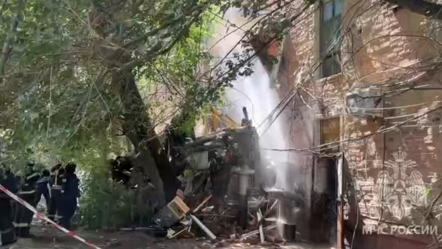 В Астрахани в результате взрыва рухнул подъезд