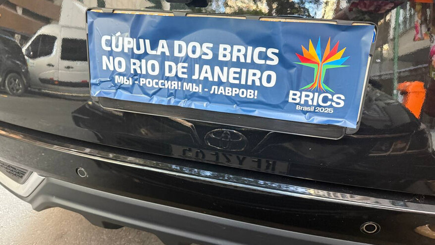 На машине кортежа Лаврова увидели необычную надпись