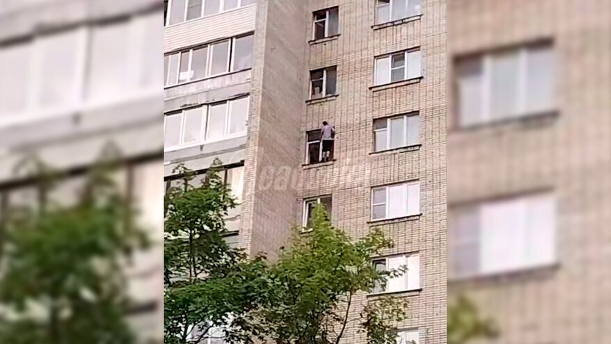 В Обнинске юноша поссорился с родителями и простоял на карнизе 8-го этажа 15 часов