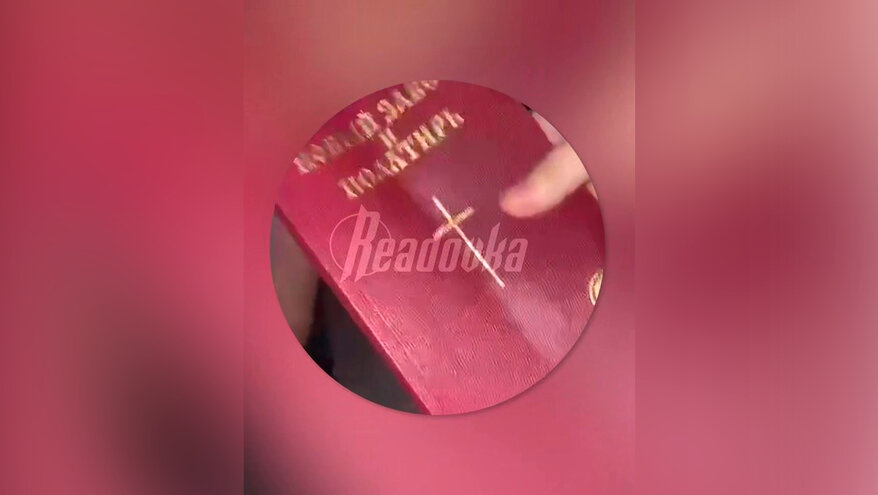 Подростки из Липецка на камеру утопили в реке книгу Нового Завета