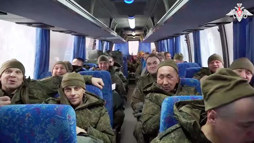 Первая группа российских военных вернулась с подконтрольной Киеву территории