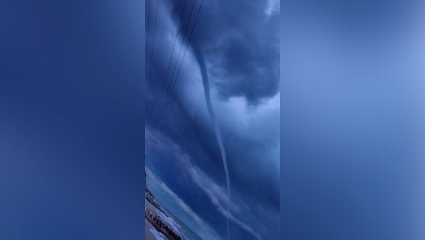 В Туапсе местные жители засняли живописный смерч над Черным морем