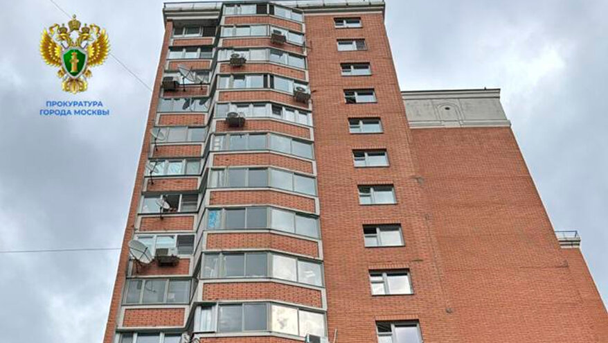 В Москве парень порезал ножом своих родителей и сестру и выпрыгнул в окно