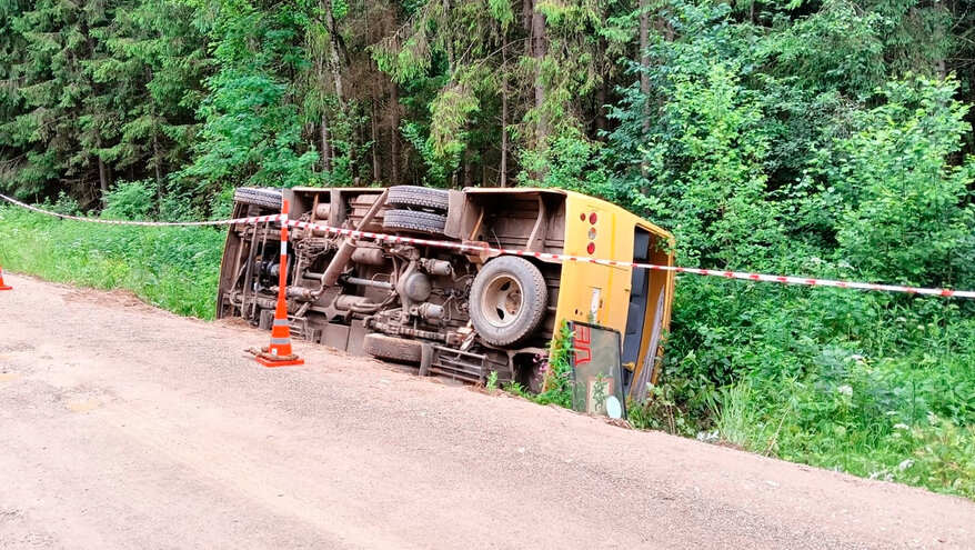 Автобус с детьми перевернулся под Новгородом