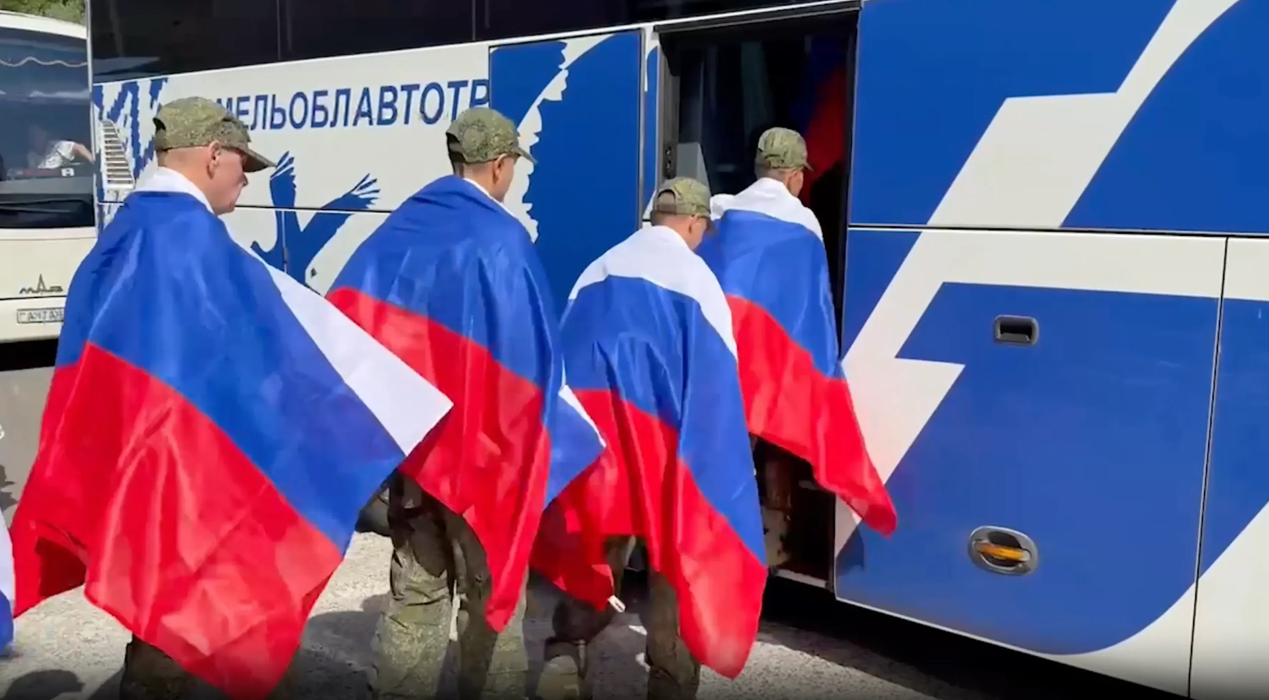 «Тёща пусть блины печёт!» Спасённые из плена ВСУ солдаты расстрогали до слёз мам и жён