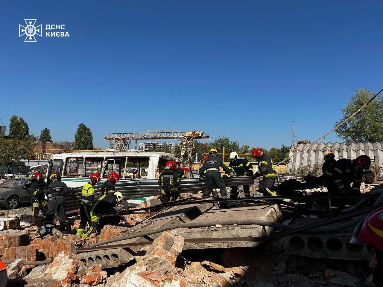 Загадочный взрыв обрушил цех в Киеве, из-под завалов достали уже два тела