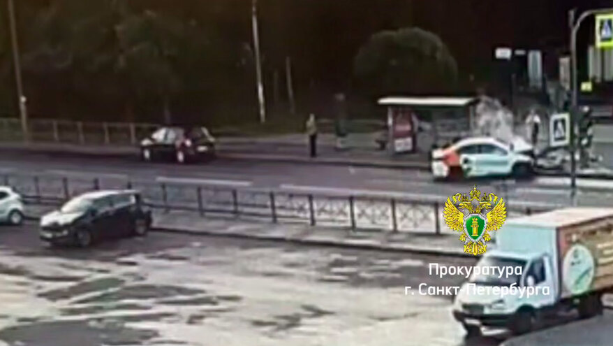 Водитель каршеринга сбил 2 женщин на остановке в Петербурге