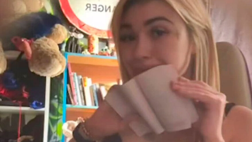 В Петербурге блогер устала работать и сожгла свой паспорт