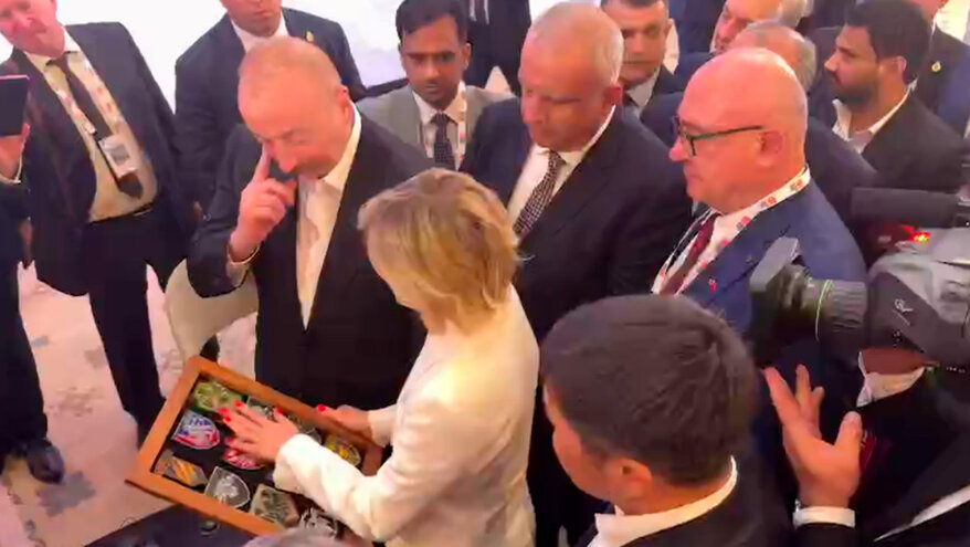 «Продолжайте также»: украинская журналистка подарила Алиеву шевроны националистических батальонов ВСУ