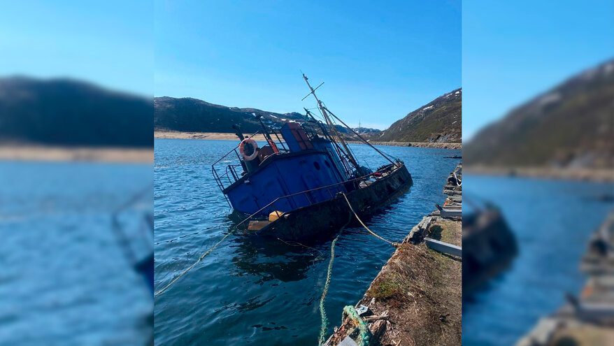 У берегов Териберки затонуло судно с нефтепродуктами