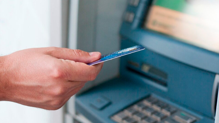 Россияне столкнулись с массовыми блокировками счетов