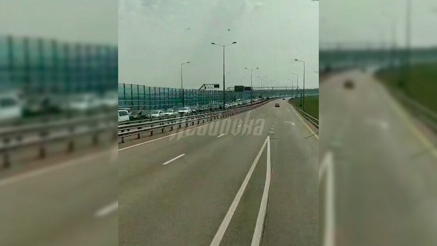 Свыше 800 машин встали в пробку на Крымском мосту