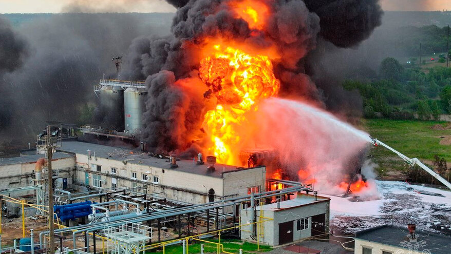 На производстве в Нижегородской области загорелись емкости с битумом