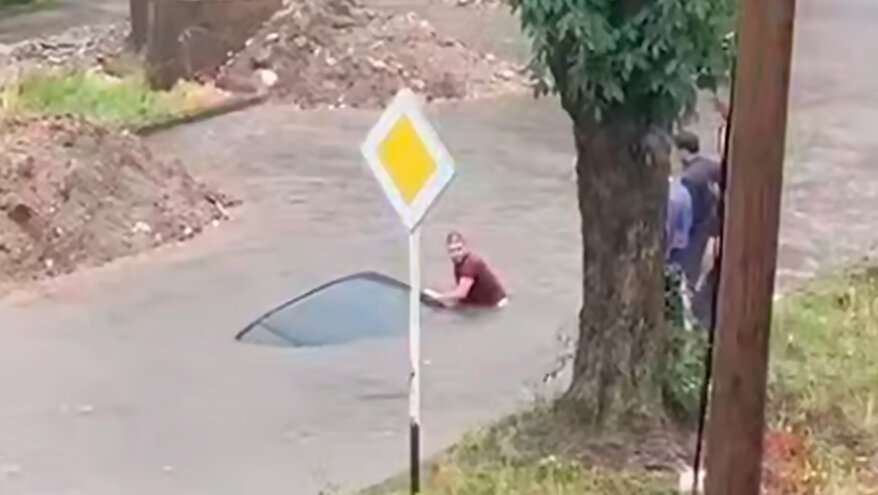 В Нальчике из-за непогоды несколько машин ушли под воду