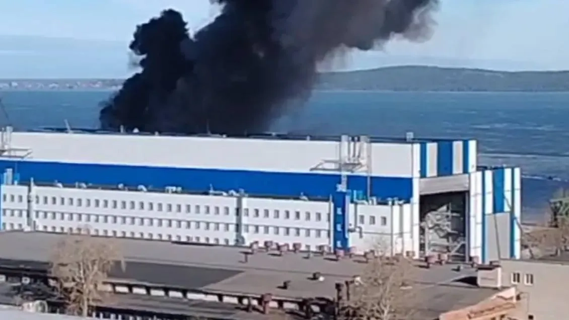 Мощный пожар вспыхнул на Онежском судостроительном заводе в Карелии