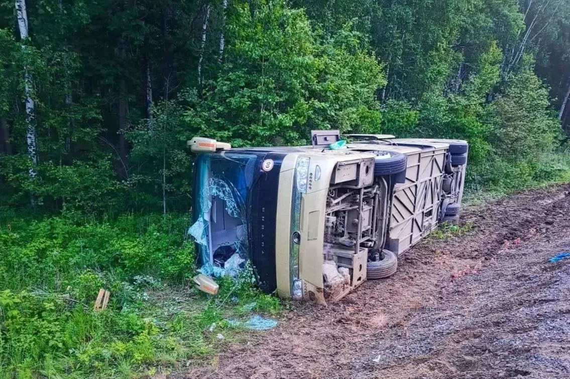 Автобус с 13 вахтовиками перевернулся в Хабаровском крае, есть пострадавшие