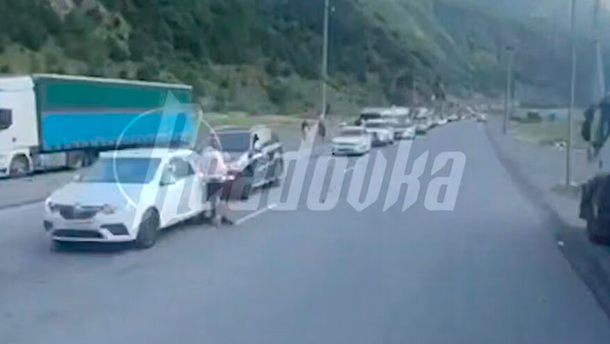 На границе России и Грузии образовалась многокилометровая пробка