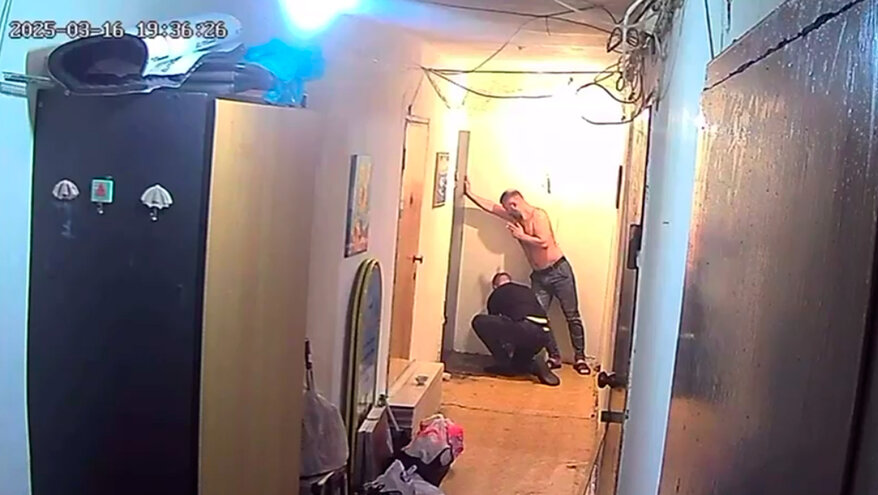 В Приморье соседи «заминировали» мужчине дверь из-за громкой музыки