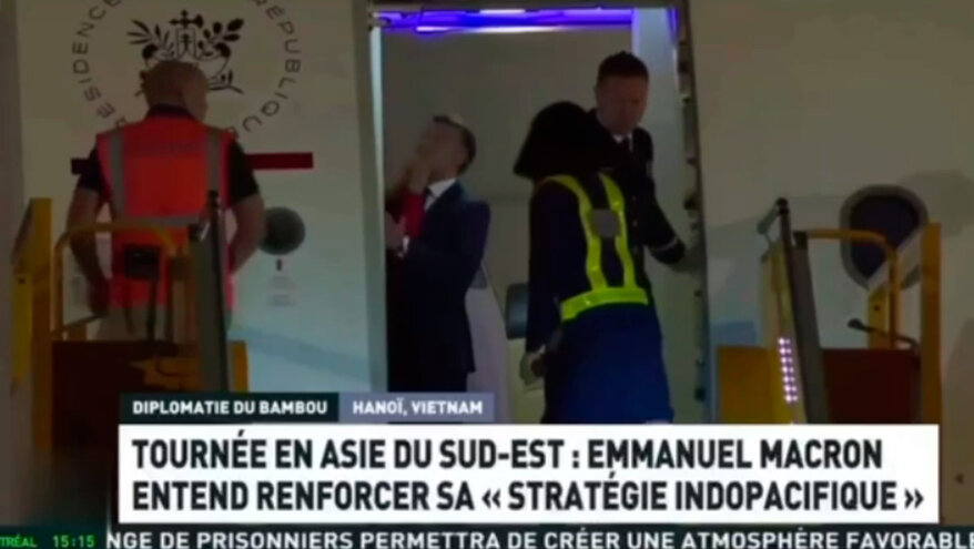 Макрон получил по лицу от жены