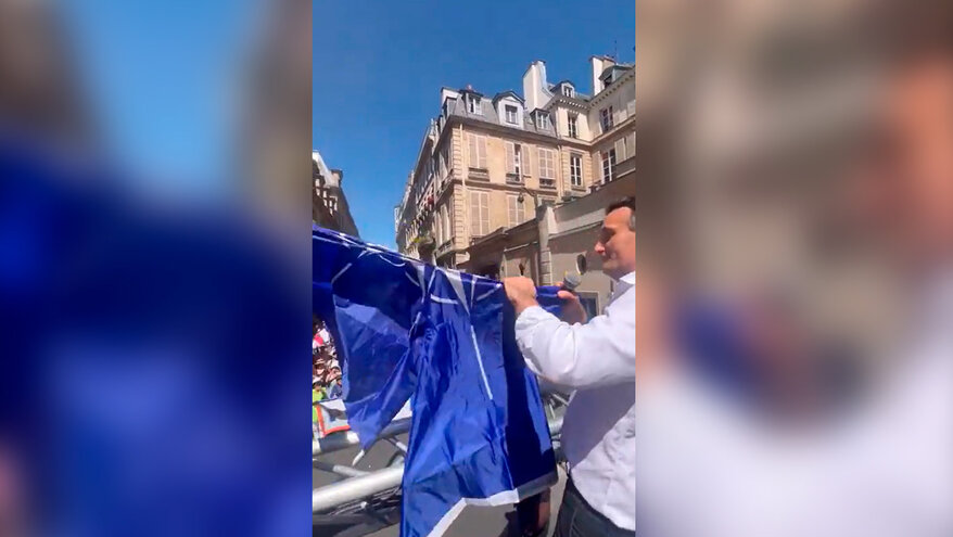 Лидер правой партии «Патриоты» публично разорвал флаг НАТО в Париже