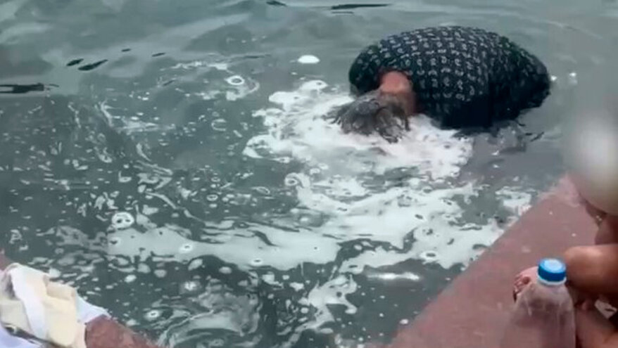 Цыгане устроили купание с шампунем в новосибирском фонтане