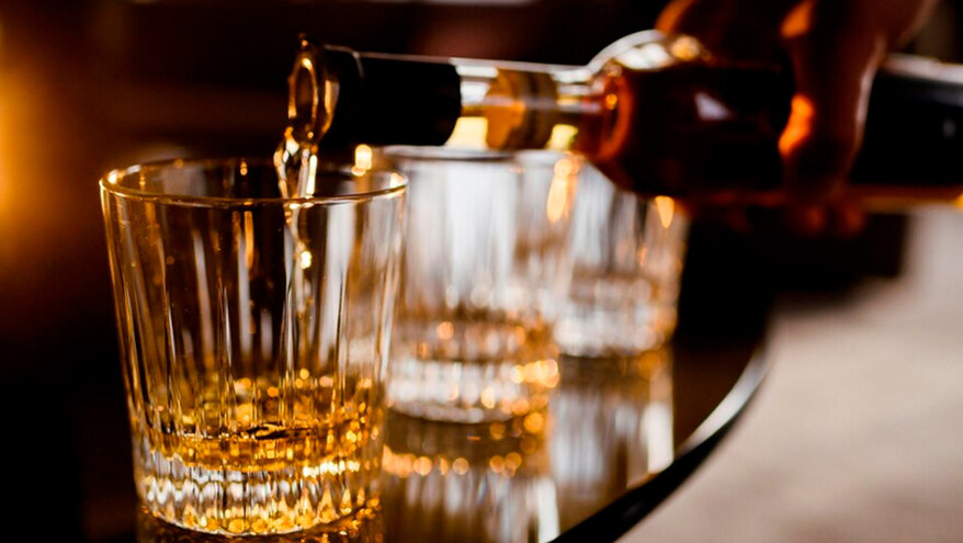 Закон о запрете продажи алкоголя людям до 21 года внесли в Госдуму