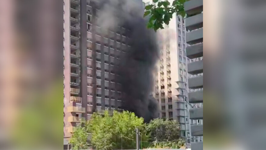 Несколько рабочих застряли в горящем здании в Москве