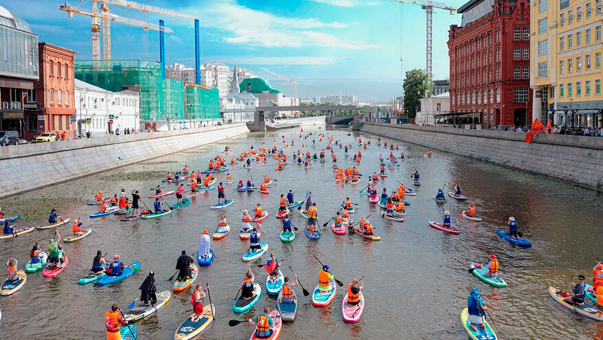 На канале в Москве состоялся масштабный костюмированный сап-заплыв