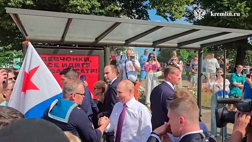 Путин вышел из машины пообщаться с жителями Петербурга