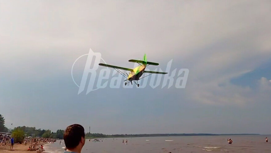 Пилот устроил опасное шоу для отдыхающих на пляже Ладоги