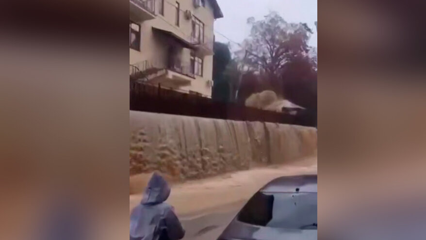 Проливные дожди затопили улицы Сочи