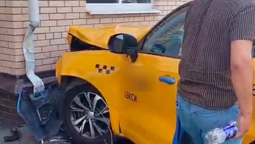 В Новой Москве такси впечаталось в стену дома вместе с пассажирами