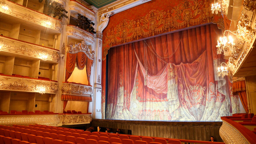 В Михайловский театр в Петербурге нагрянули с обысками