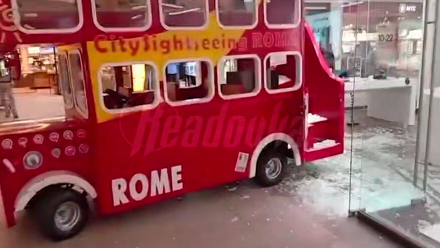 В Подмосковье подростки угнали автобус в ТЦ